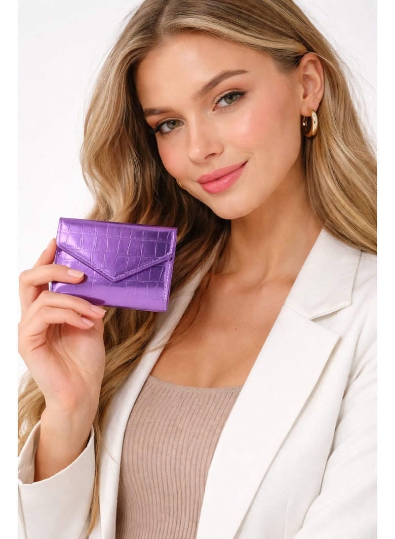 زوبا محفظة نسائية فاخرة بنقشة جلد التمساح – تصميم ميني أنيق وصغير الحجم بفتحات متعددة للكروت وجيب للنقود الورقية والعملات المعدنية – خامة جلد متينة لامعة وسهلة الحمل داخل أي شنطة – تنظيم مثالي وراحة يومية في محفظة واحدة مدمجة وعصرية -لون بنفسجي - Image 2